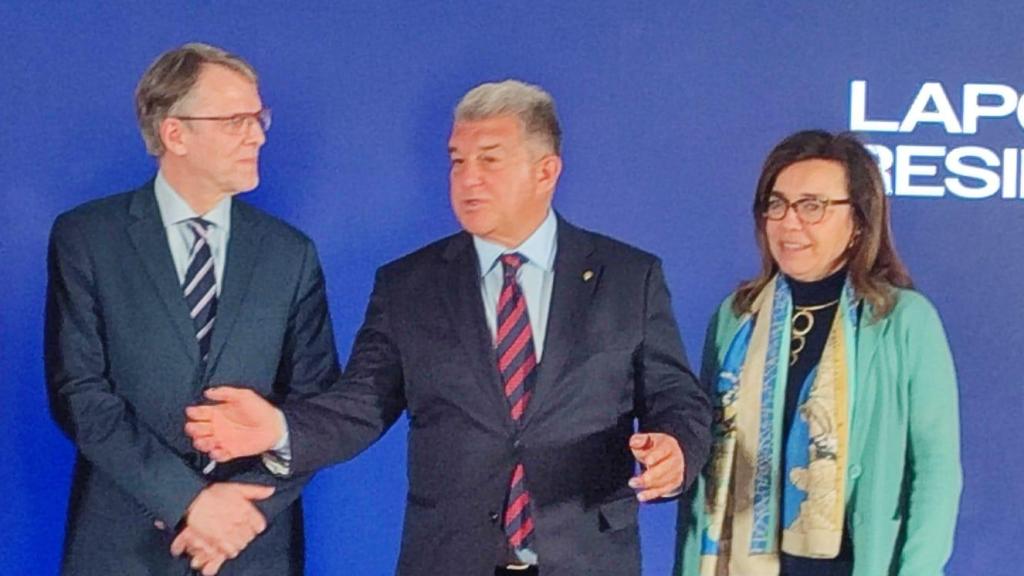 Oriol Amat, Joan Laporta y Carme Hortalà en la sede de 'Defensem el Barça'