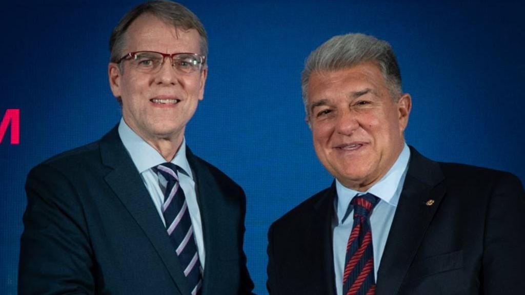 Oriol Amat da la mano a Joan Laporta