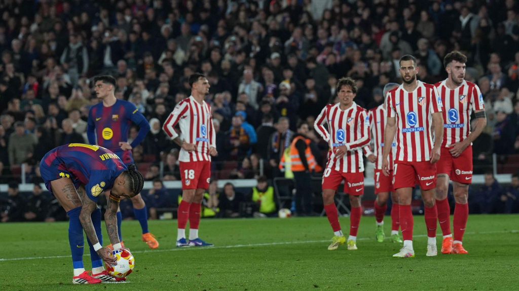 Raphinha es prepara per llançar el penal del Barça-Atlètic