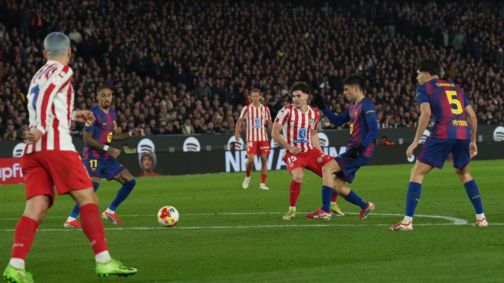 Pedri da un pase en el Barça-Atlético de Madrid de la Copa del Rey