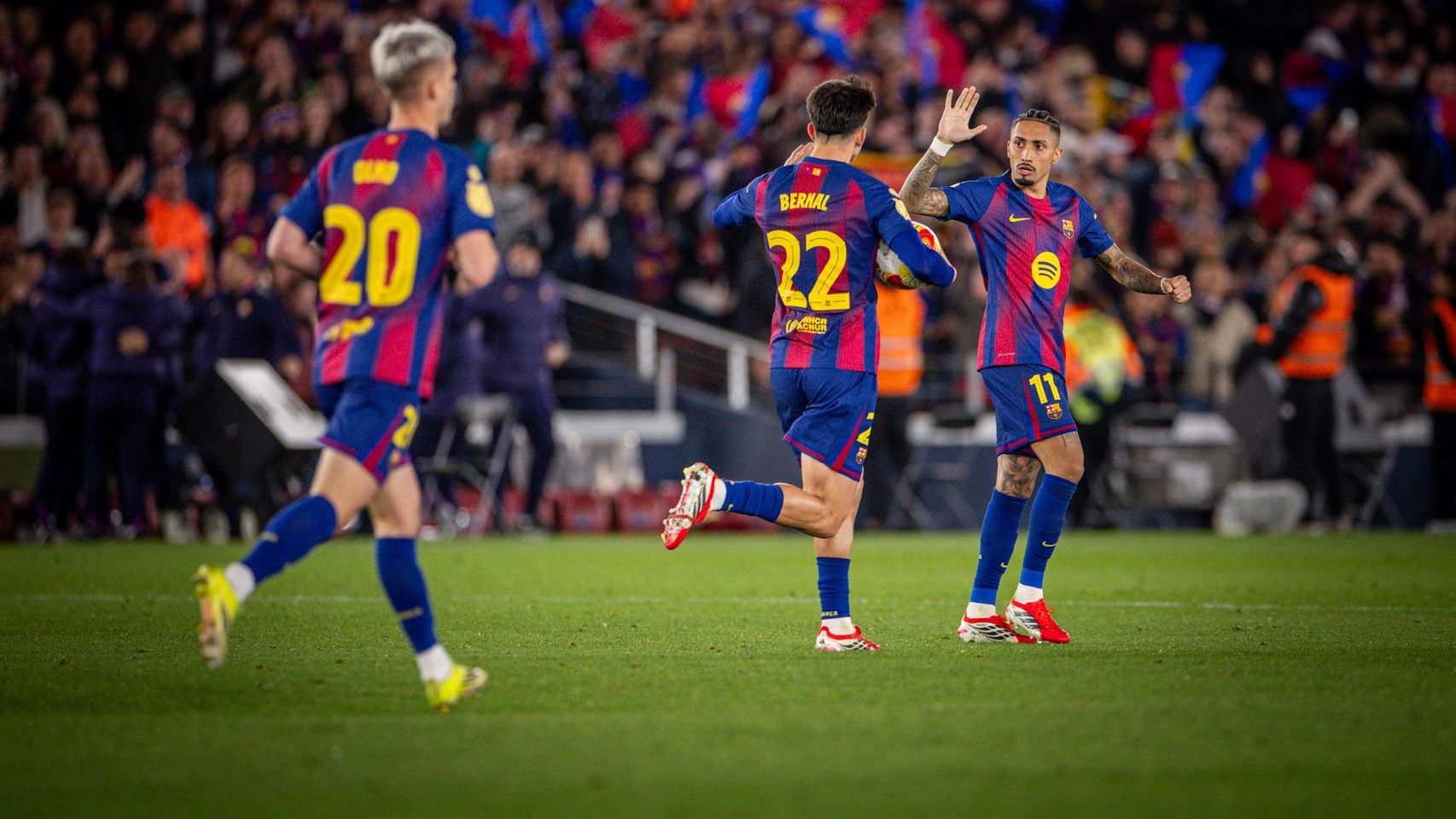 Raphinha felicita a Marc Bernal por un gol marcado en el Barça-Atlético