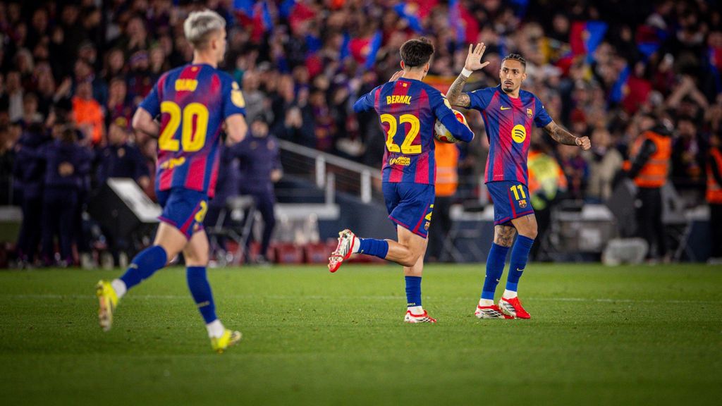 Raphinha felicita a Marc Bernal por un gol marcado en el Barça-Atlético