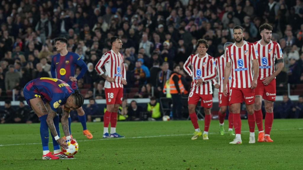 Raphinha se prepara para lanzar el penalti del Barça-Atlético