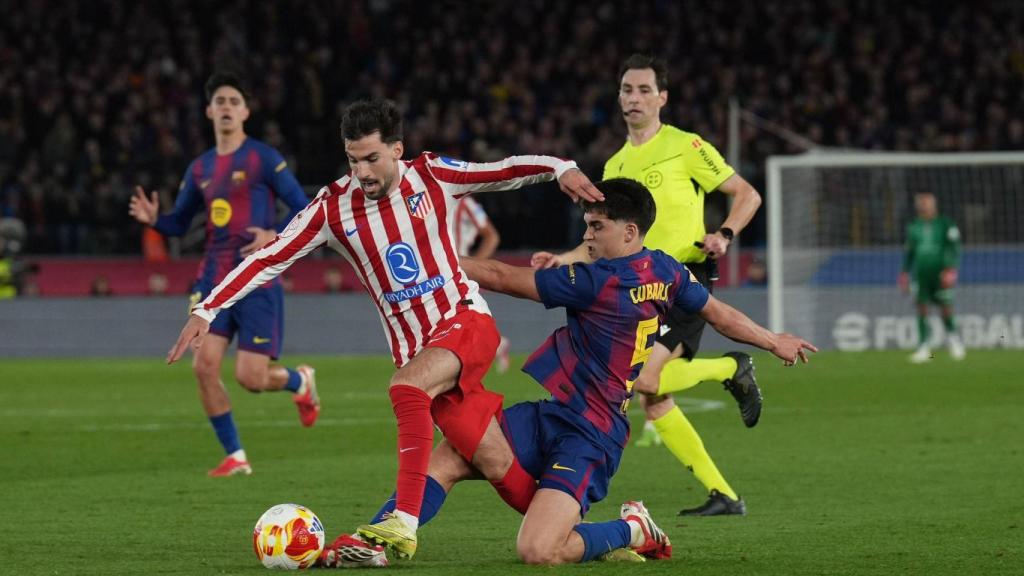 Pau Cubarsí roba un balón a Baena durante el Barça-Atlético