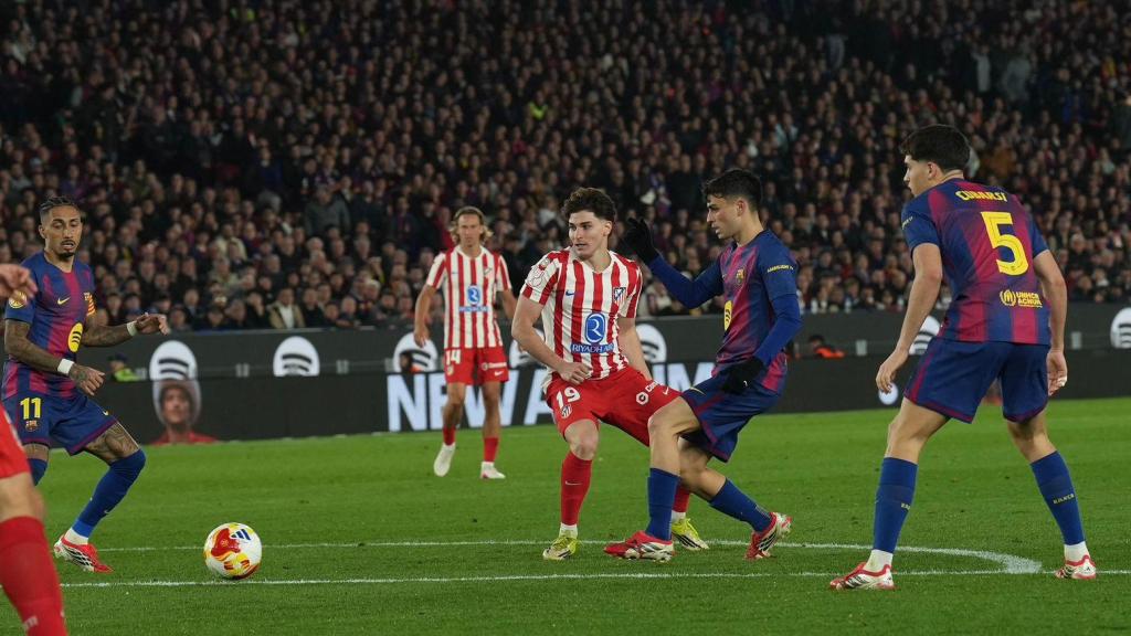 Pedri da un pase en el Barça-Atlético de Madrid de la Copa del Rey