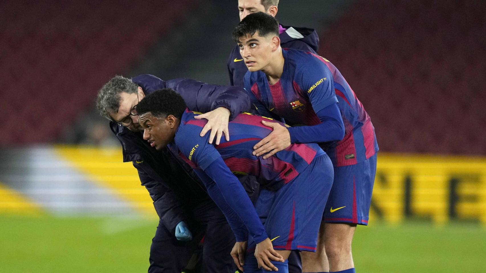 Alejandro Balde se marcha lesionado del Barça-Atlético de Madrid de la Copa del Rey