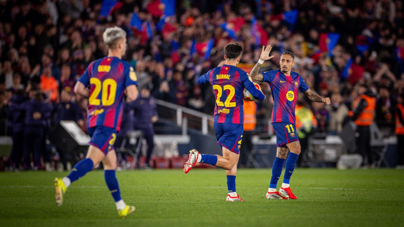 Raphinha felicita a Marc Bernal por un gol marcado en el Barça-Atlético