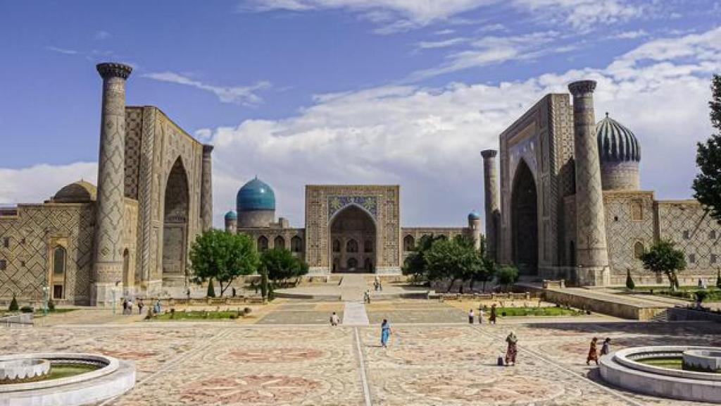 Vista de la plaza Registan, en la ciudad uzbeka de Samarkanda