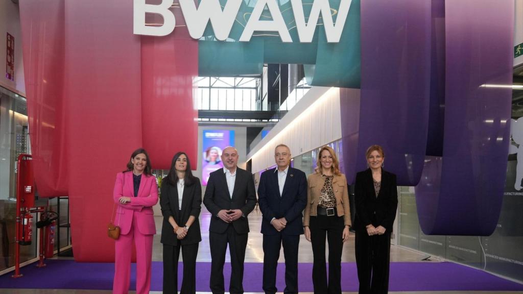 (I-D) La directora general del CZFB, Blanca Sorigué; la directora general de Equidad en los Trabajos de la Generalitat, Saray Espejo; el delegado del Gobierno en Catalunya, Carlos Prieto; el presidente ejecutivo del Consorci deL CZFB, Pere Navarro; la teniente de alcalde de Barcelona, María Eugènia Gay, y la presidenta delegada del área de Desarrollo Económico y Turismo de la Diputación de Barcelona, Ana María Martínez, durante la inauguración de la sexta edición de la BWAW 2026
