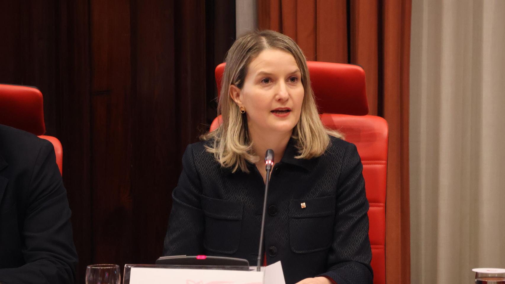 Mònica Martínez-Bravo, 'consellera' de Derechos Sociales e Inclusión, en comisión parlamentaria el 4 de marzo de 2026