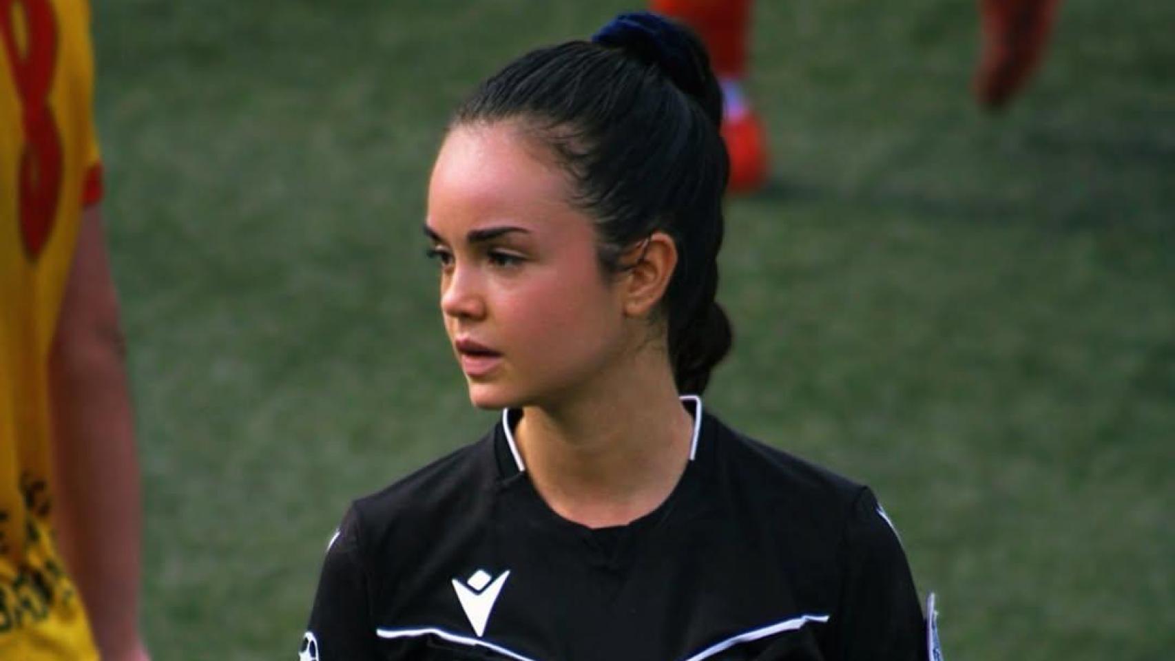 Carla García, árbitra semiprofesional de fútbol en Barcelona, sobre su salario: Te podrías ir de los 400 a los 1.000 euros