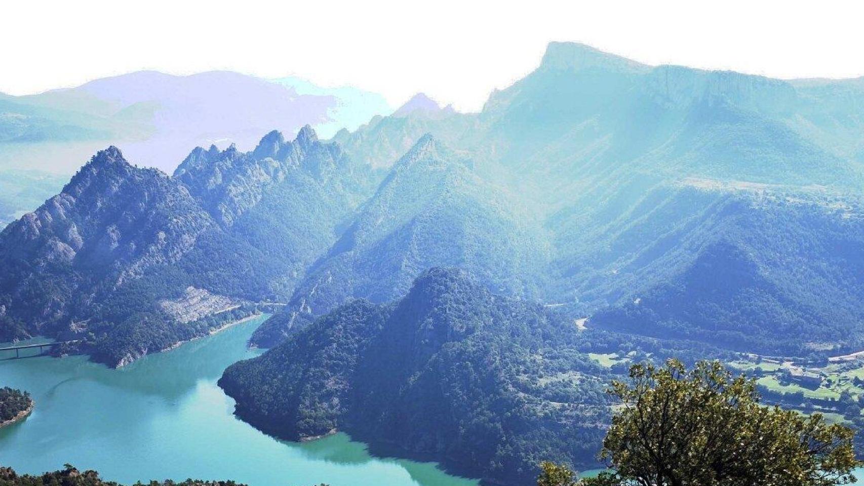 La ruta de 15 minutos para descubrir un imponente monasterio del siglo X, Vistas de la Vall de Llord