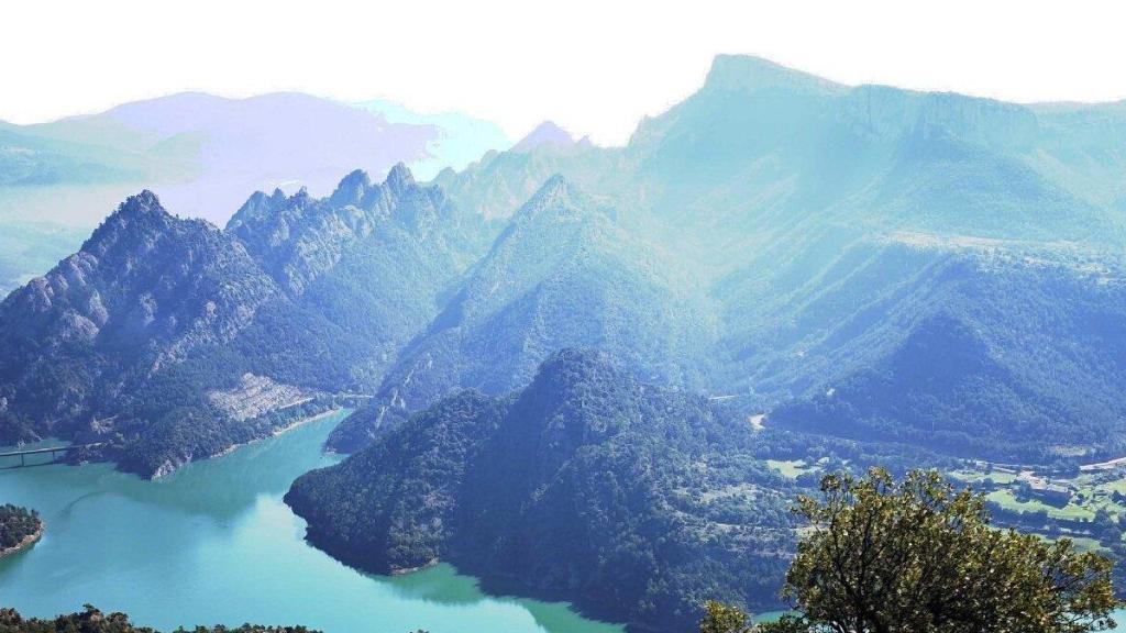 La ruta de 15 minutos para descubrir un imponente monasterio del siglo X, Vistas de la Vall de Llord