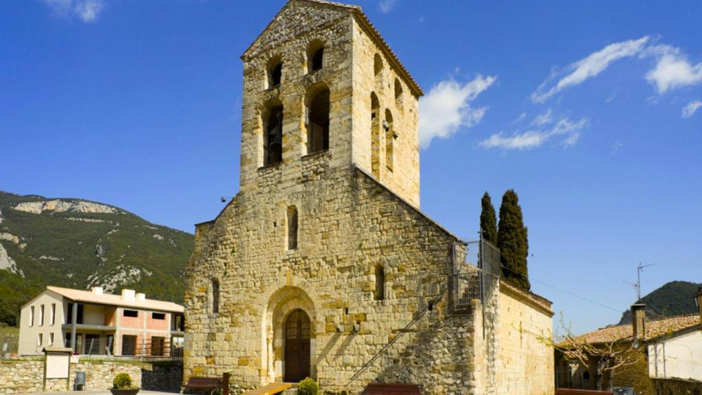 La iglesia más picante de La Garrotxa tiene una pila bautismal con desnudos y serpientes