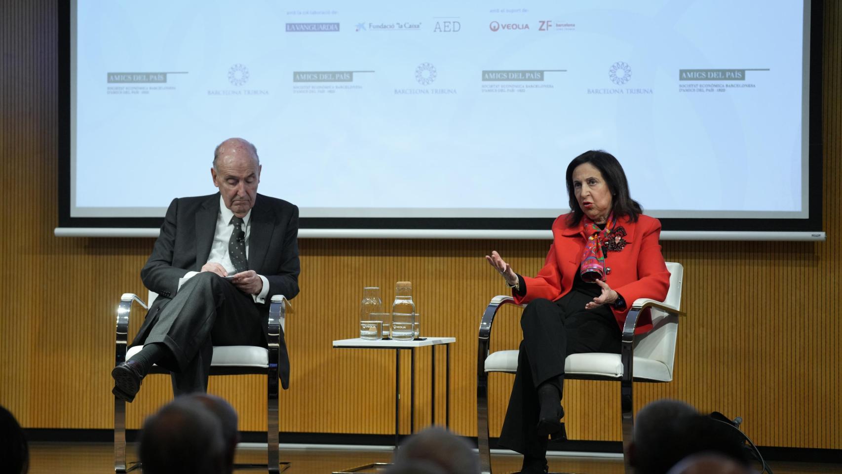 El abogado Miquel Roca junto a la ministra de Defensa, Margarita Robles, en un acto de Amics del país celebrado en el Palau Macaya