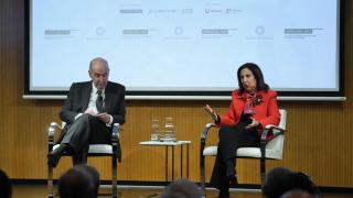 El abogado Miquel Roca junto a la ministra de Defensa, Margarita Robles, en un acto de Amics del país celebrado en el Palau Macaya