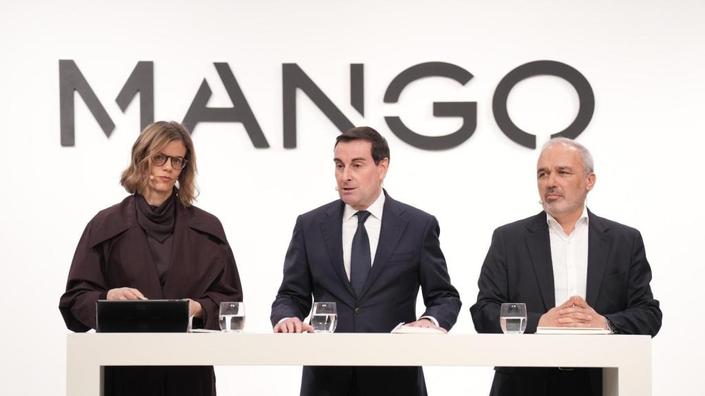 La directora financiera de Mango, Margarita Salvans; el presidente y consejero delegado, Toni Ruiz, y el director de Expansión y Franquicias, Daniel López