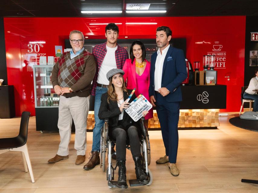 El repartiment de 'Cafè per a Cinc' està format per: drets, d'esquerra a dreta, Juan Diego Bueno (Ernesto), Sergio G. Abelaira (Rafa), Diana Fenochio (Lola) i Arturo Valls (Martín). Asseguda, Andrea Lareo (Andrea)