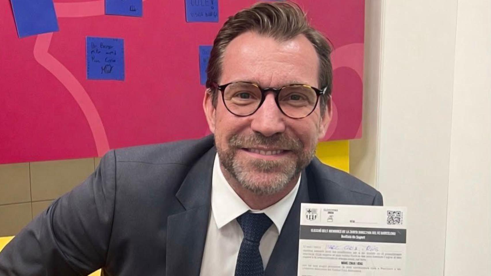 Marc Ciria expone una de sus papeletas para las elecciones del 15 de marzo del Barça