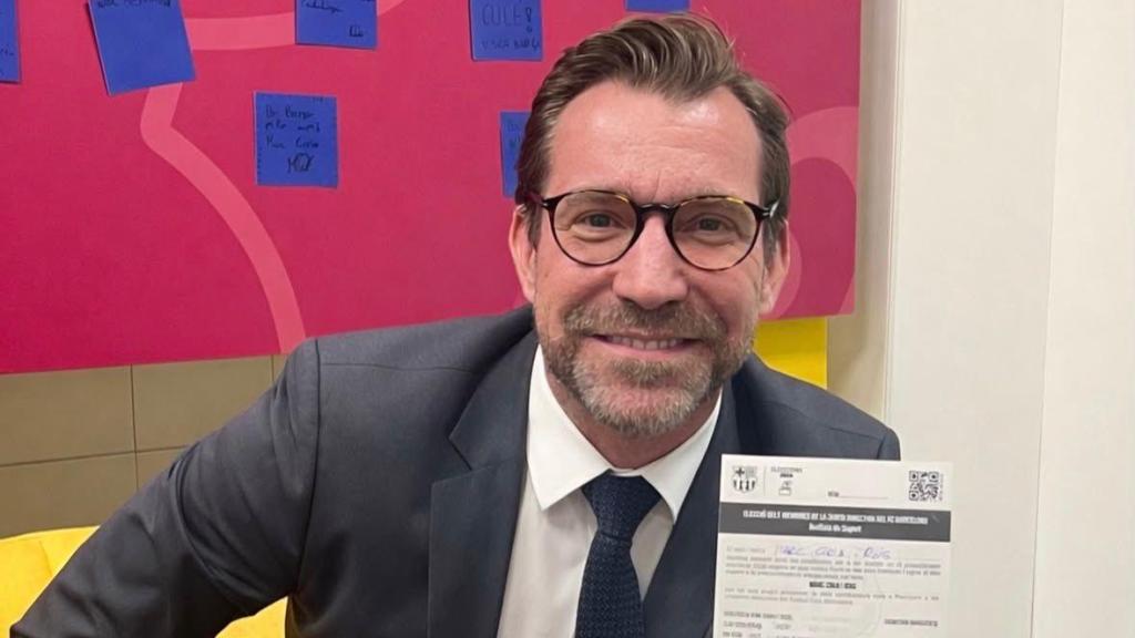 Marc Ciria expone una de sus papeletas para las elecciones del 15 de marzo del Barça