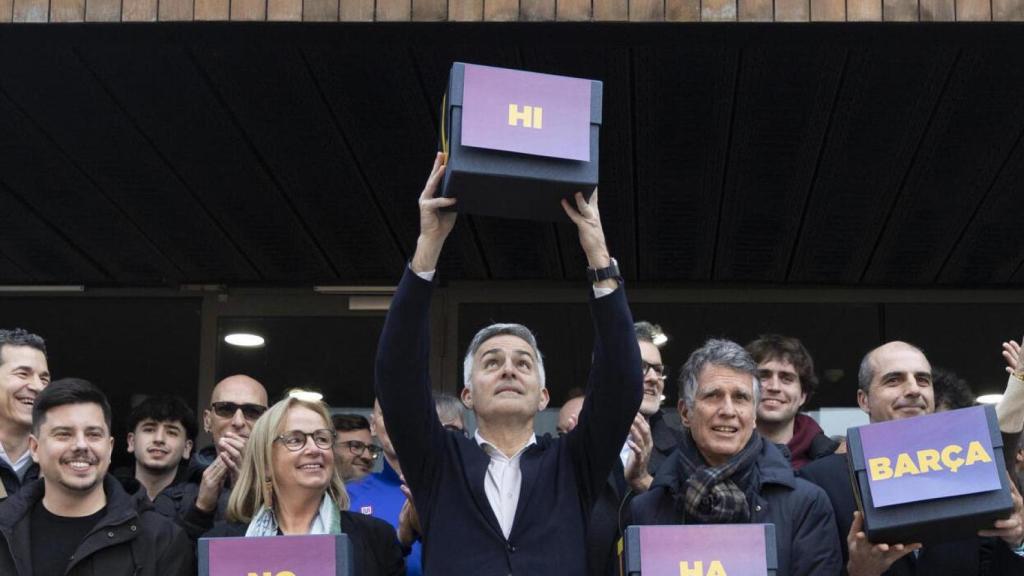Víctor Font muestra las firmas antes de presentarlas