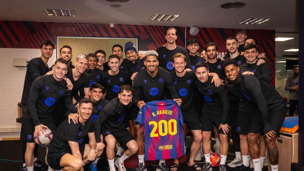 El vestuario del Barça celebra los 200 partidos de Ronald Araujo como azulgrana