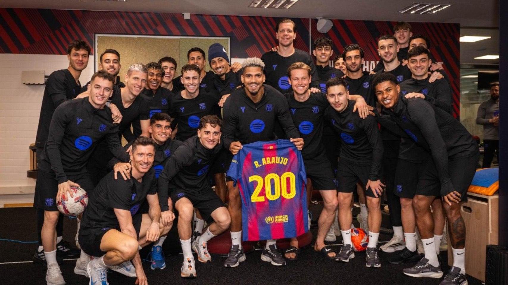 El vestuario del Barça celebra los 200 partidos de Ronald Araujo como azulgrana