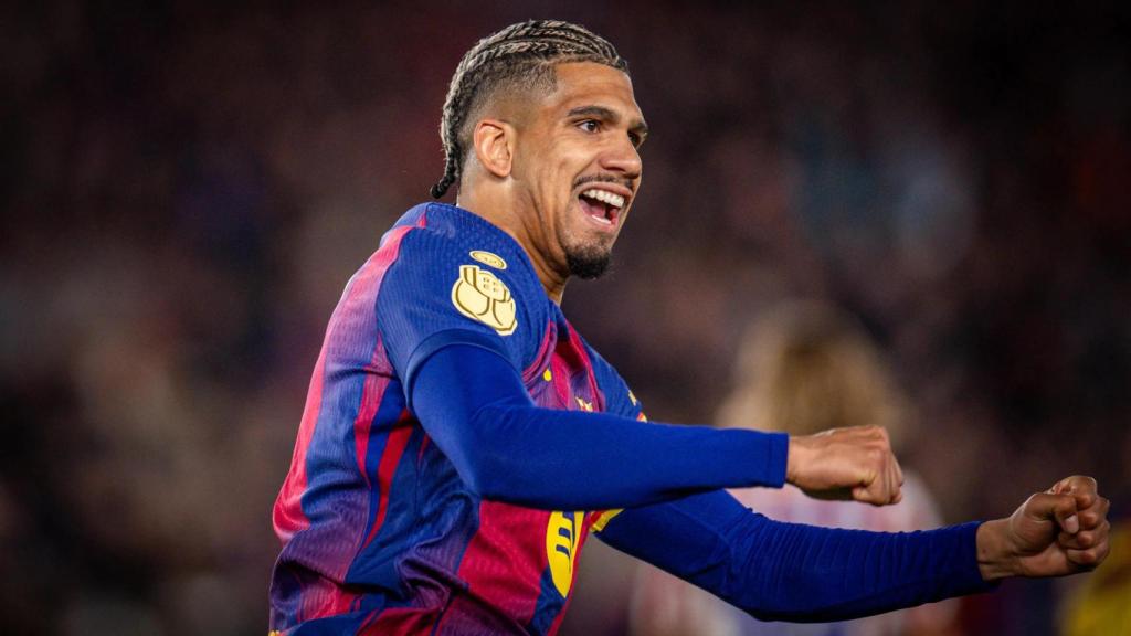 Ronald Araujo celebra un gol del Barça al Atlético
