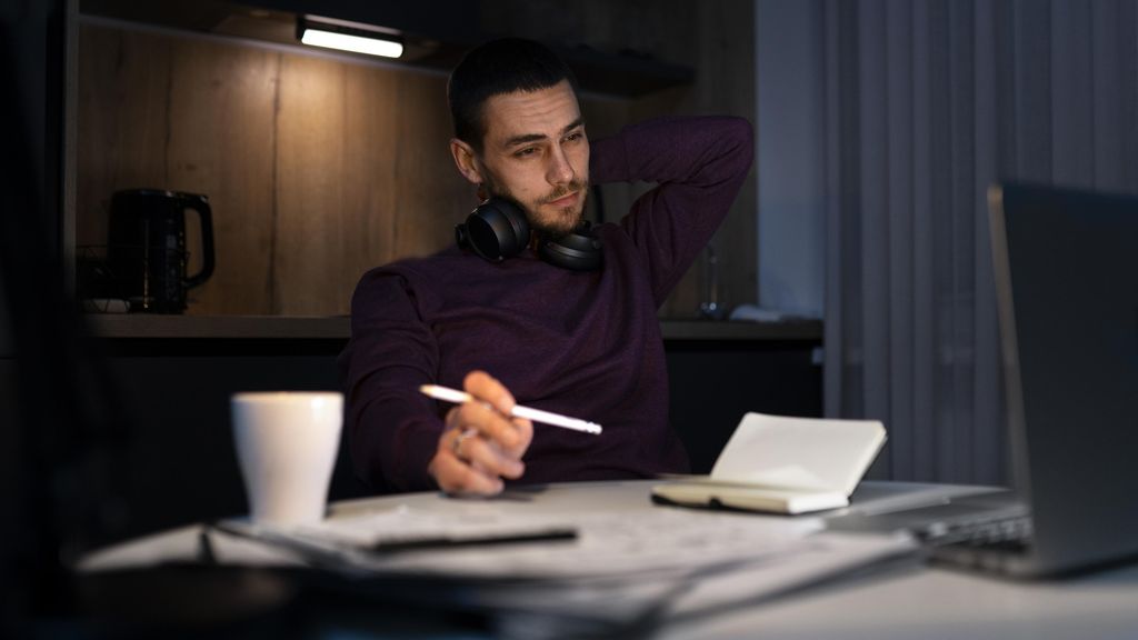 trabajador en turno nocturno / Freeoik