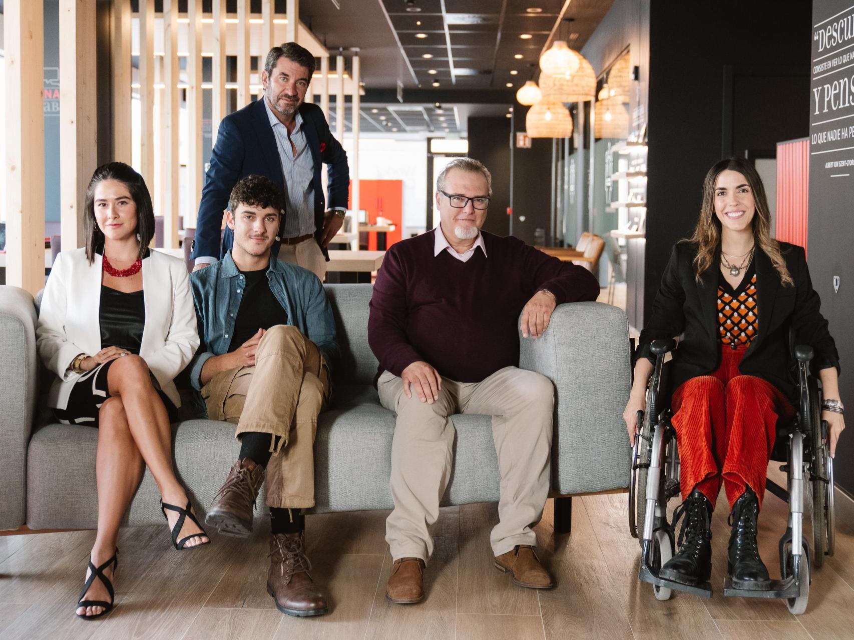 Los protagonistas de 'Café para Cinco: De pie, Arturo Valls (Martín). Sentados, de izquierda a derecha, Diana Fenochio (Lola), Sergio G. Abelaira (Rafa), Juan Diego Bueno (Ernesto) y Andrea Lareo (Andrea)
