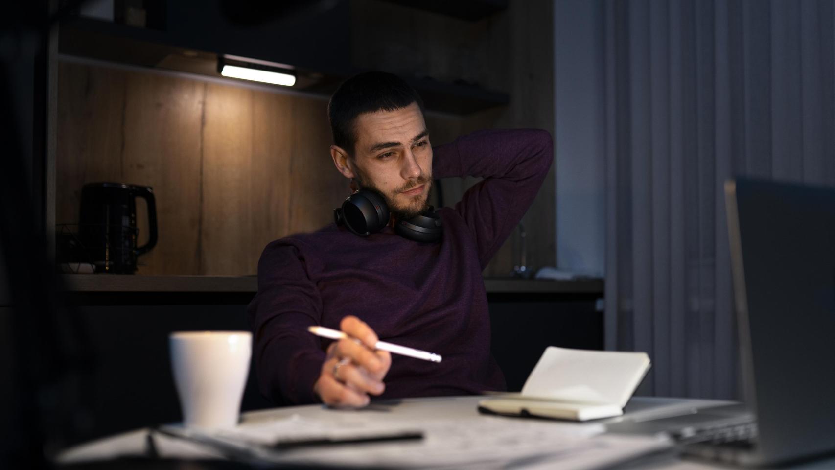 trabajador en turno nocturno / Freeoik