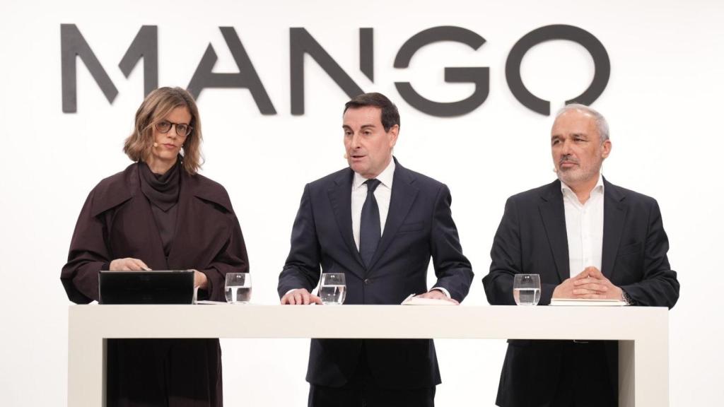 La directora financiera de Mango, Margarita Salvans; el presidente y consejero delegado, Toni Ruiz, y el director de Expansión y Franquicias, Daniel López