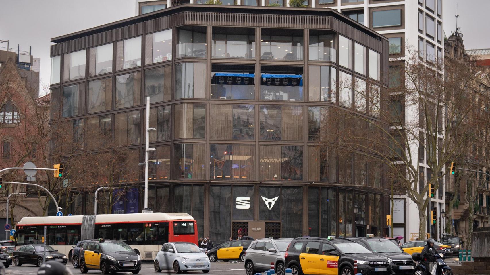 Fachada de la sede de Casa Seat, en el cruce de la Avenida Diagonal y los Jardinets de Gràcia de Barcelona