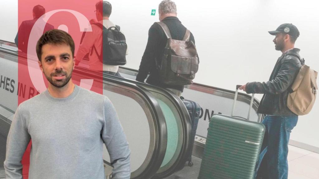 Varios visitantes abandonan el recinto del Mobile World Congress (MWC)