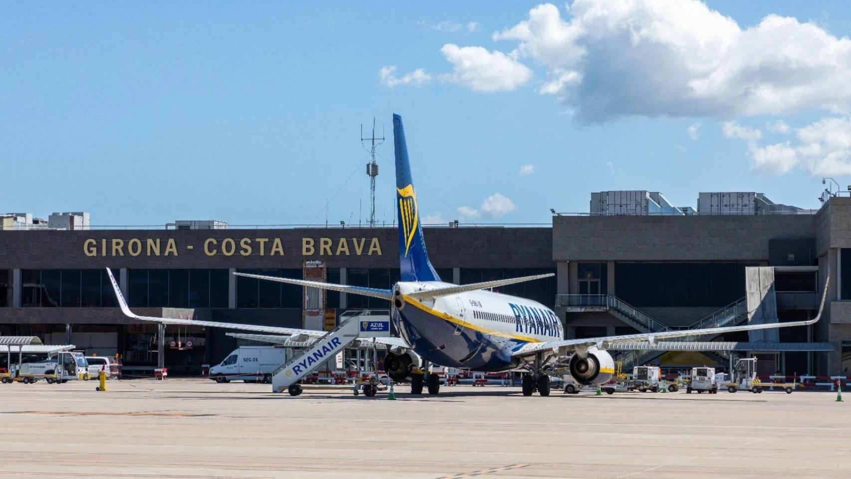 Avión de Rayanair en el aeropuerto de Girona