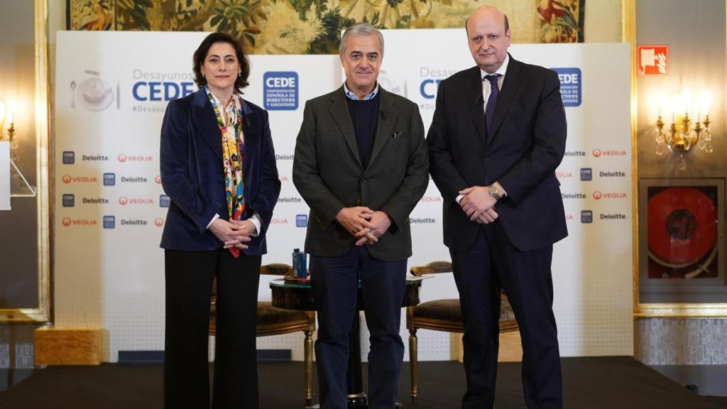 De izq. a dcha., María Luisa Martínez, directora de Comunicación y Relaciones Institucionales de Caixabank y presidenta de Corporate Excellence – Centre for Reputation Leadership; Manuel Arroyo, vicepresidente ejecutivo de Coca-Cola; y Pau Herrera, secretario del Patronato de la Fundación CEDE