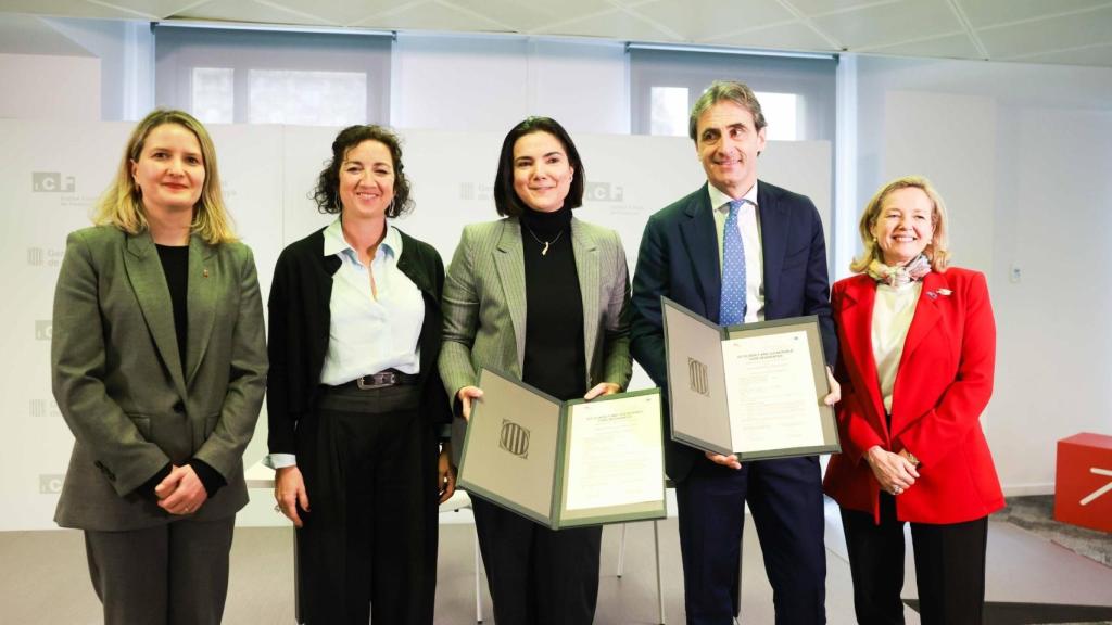 De izquierda a derecha: Mònica Martínez Bravo, 'consellera' de Drets Socials; Alícia Romero, 'consellera' de Economía; Vanessa Servera, consejera delegada del ICF; y los representantes del BEI Alessandro Izzo y Nadia Calviño