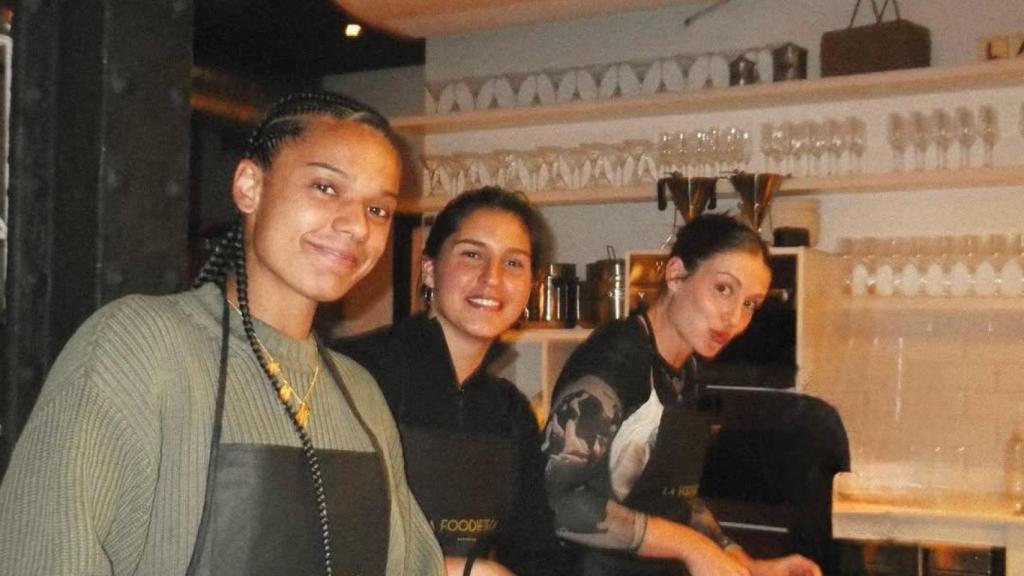 Esmee Brugts, Kika Nazareth i Alexia Putellas, en un taller de cuina