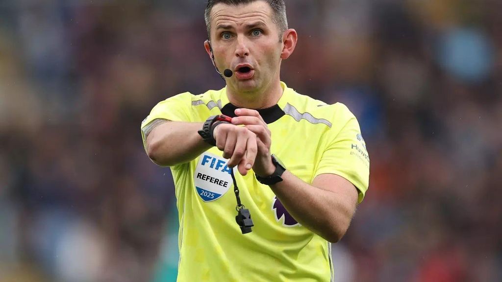 Un àrbitre de la Premier League usant Refcam