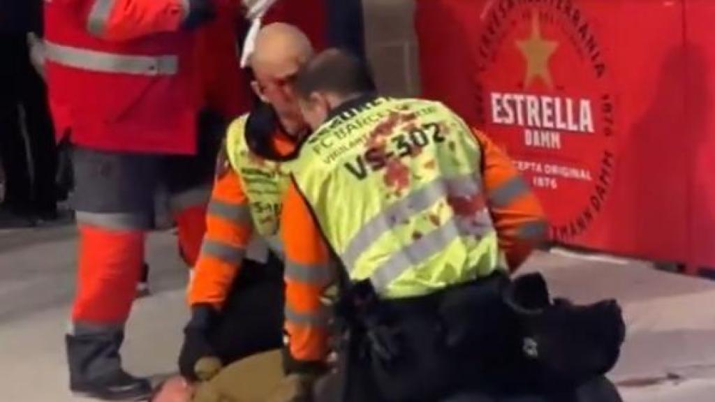 Vigilantes de seguridad privada reducen a un 'hooligan' del Atlético de Madrid en el Spotify Camp Nou