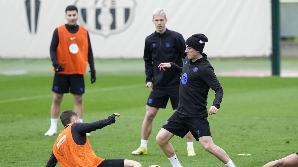 Gavi i Marc Casadó lluiten per una pilota a l'entrenament