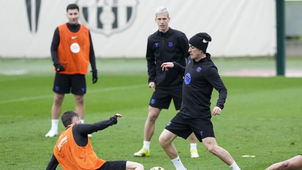 Gavi i Marc Casadó lluiten per una pilota a l'entrenament