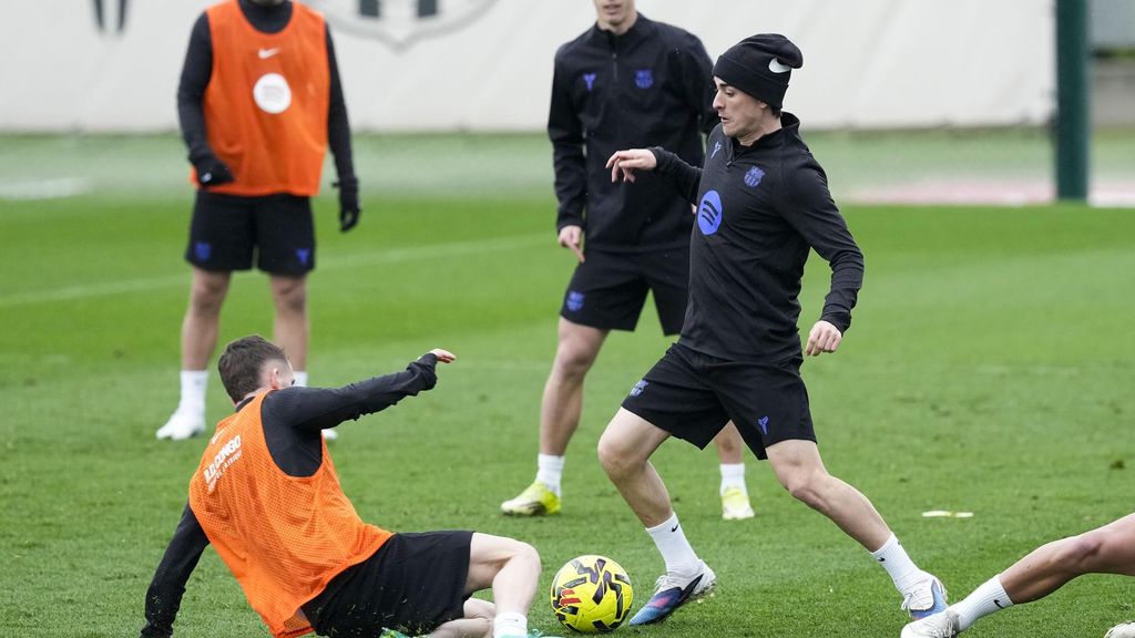 Gavi i Marc Casadó lluiten per una pilota a l'entrenament