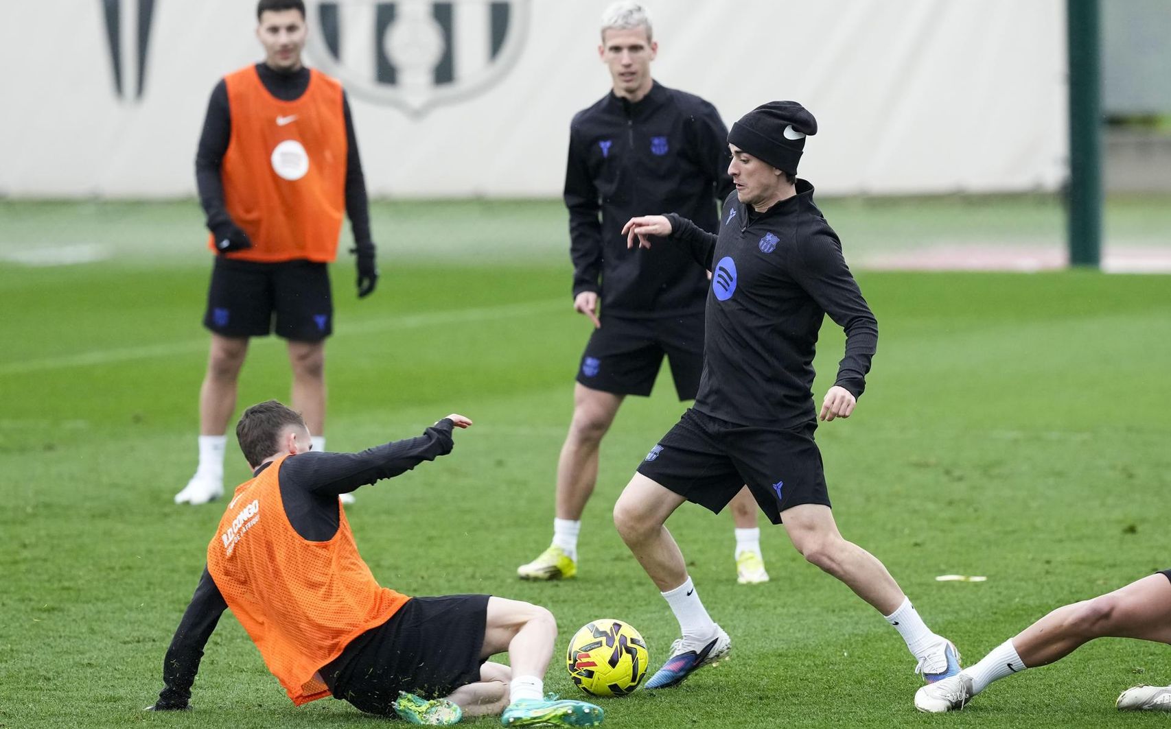 Gavi i Marc Casadó lluiten per una pilota a l'entrenament