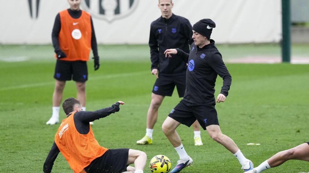 Gavi y Marc Casadó luchan por un balón en el entrenamiento
