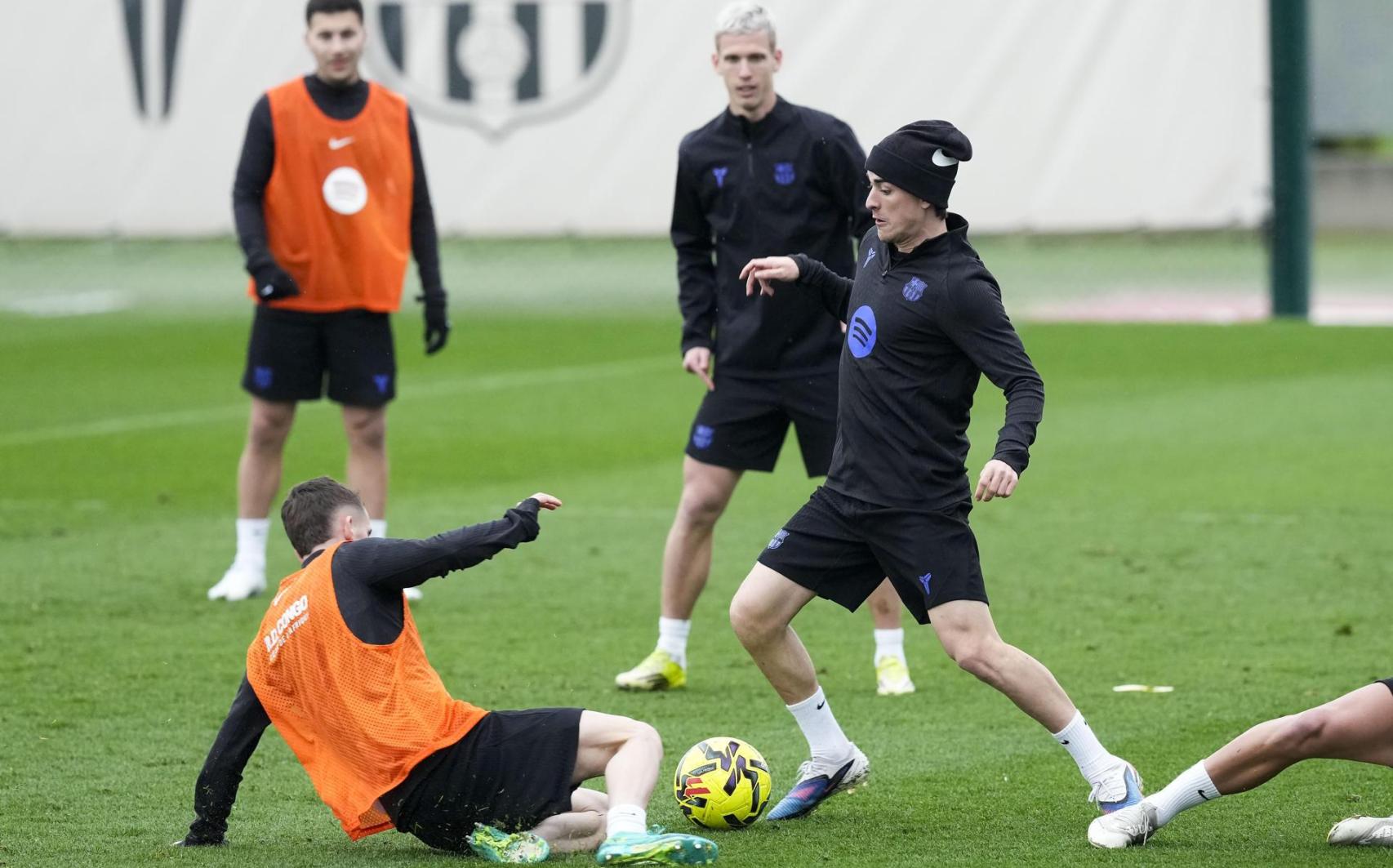 Gavi y Marc Casadó luchan por un balón en el entrenamiento