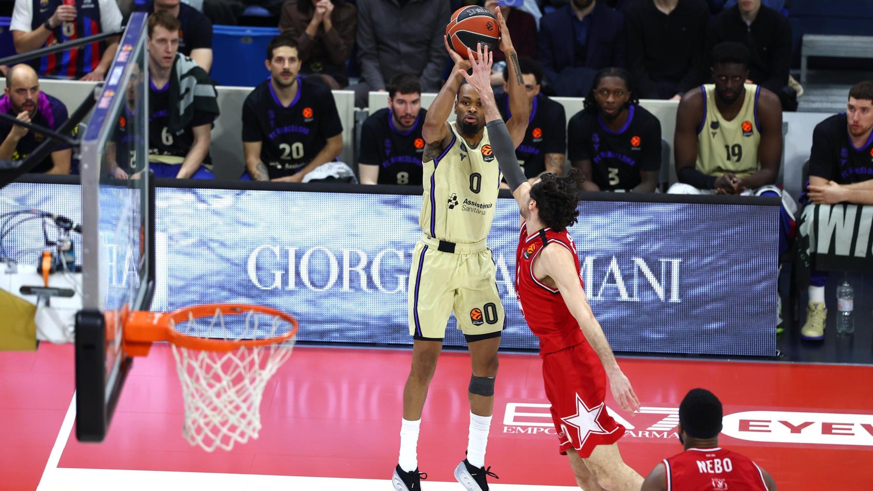 Kevin Punter tira a canasta en el Armani Milan-Barça de basket