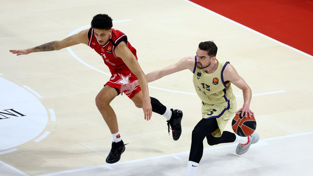 Tomas Satoransky condueix la pilota a l’Armani Milan-Barça de bàsquet