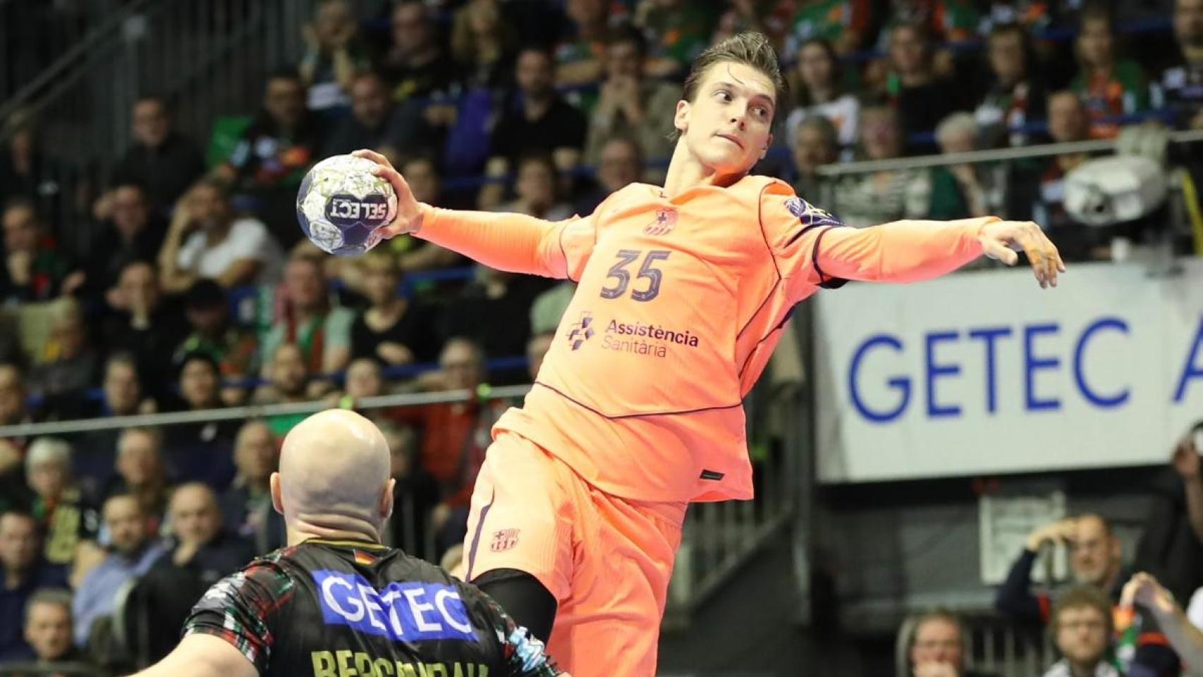 Domen Makuc lanza durante el Magdeburgo-Barça de balonmano de la Champions League