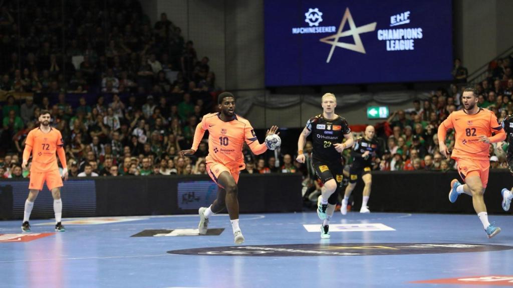Dika Mem condueix la pilota durant el Magdeburg-Barça d'handbol de la Champions League
